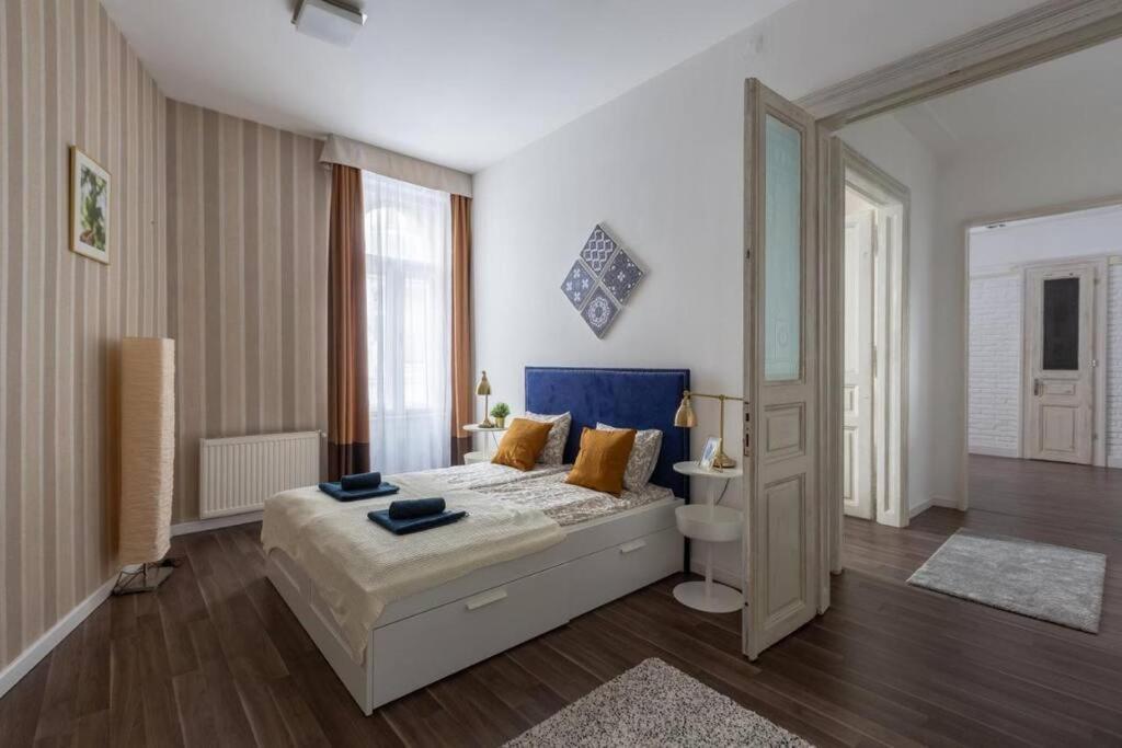 Chic, Captivating Space Near Opera House Апартаменти