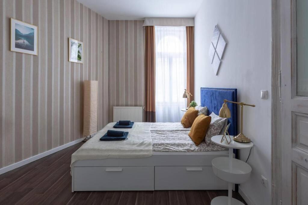 Chic, Captivating Space Near Opera House Апартаменти