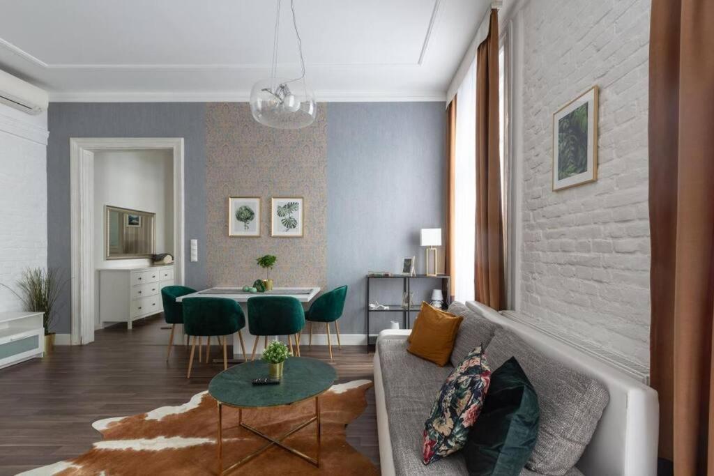 Chic, Captivating Space Near Opera House Апартаменти Будапешт
