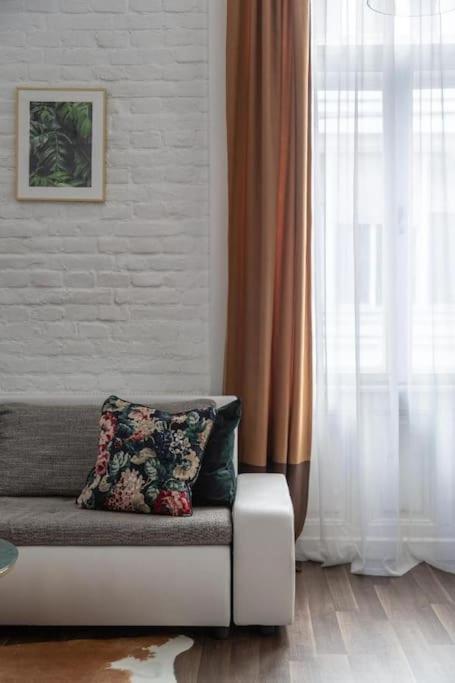 Chic, Captivating Space Near Opera House * Будапешт