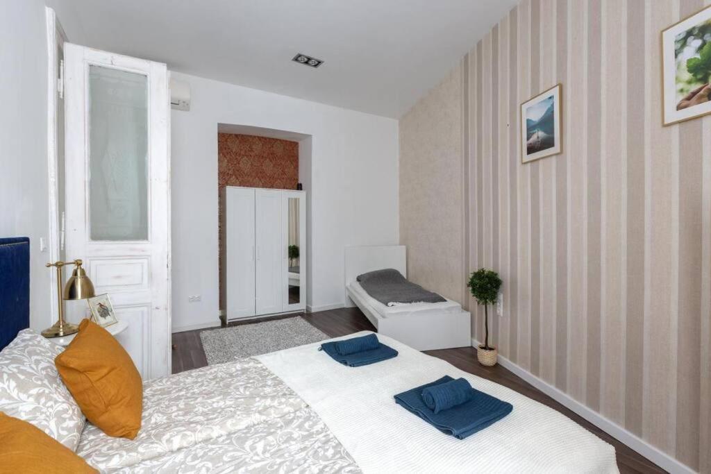 Chic, Captivating Space Near Opera House Апартаменти Будапешт