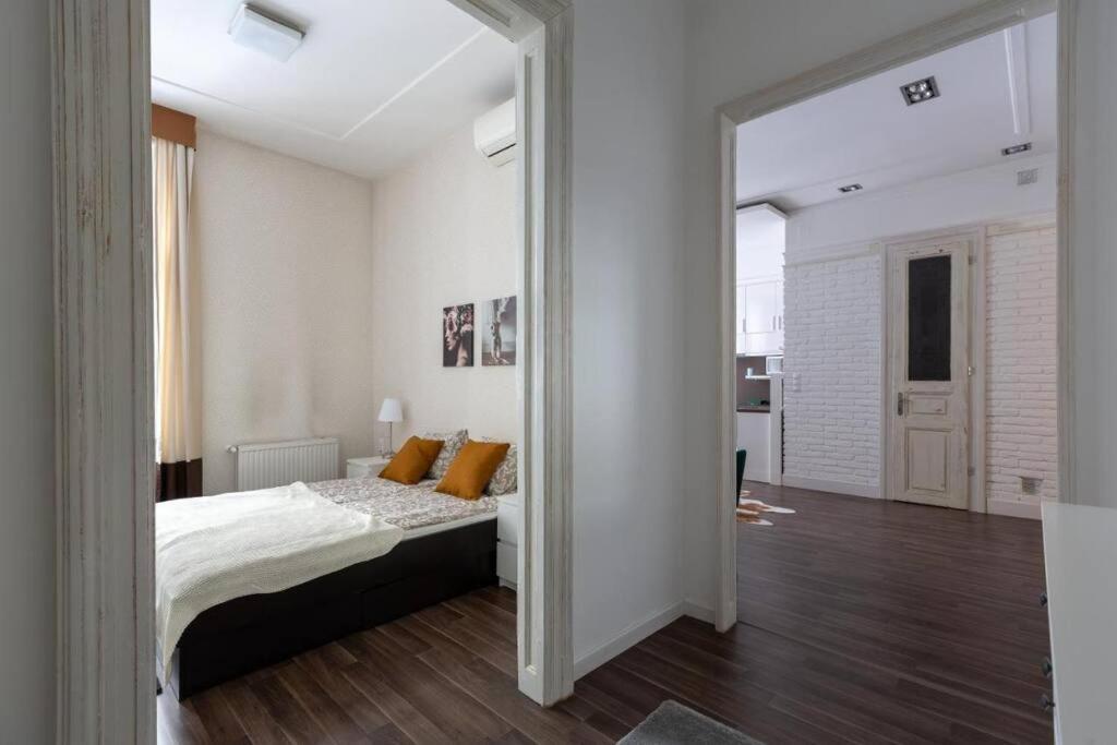 Chic, Captivating Space Near Opera House Апартаменти *