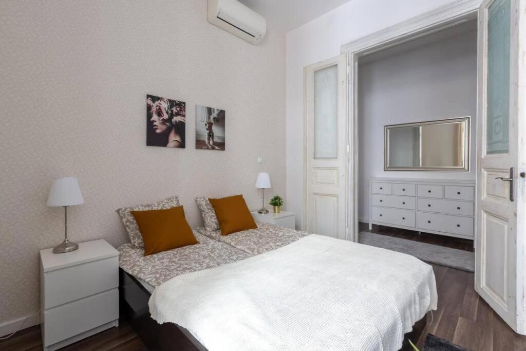 Апартаменти Chic, Captivating Space Near Opera House *