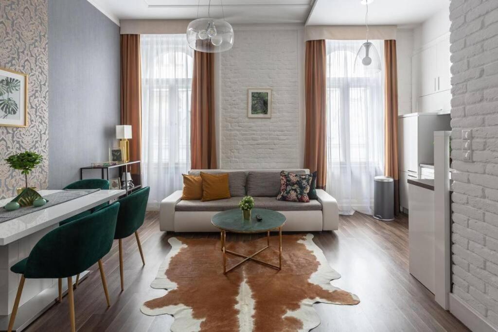Chic, Captivating Space Near Opera House Апартаменти *
