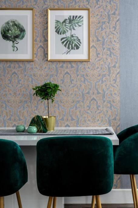 Chic, Captivating Space Near Opera House Апартаменти