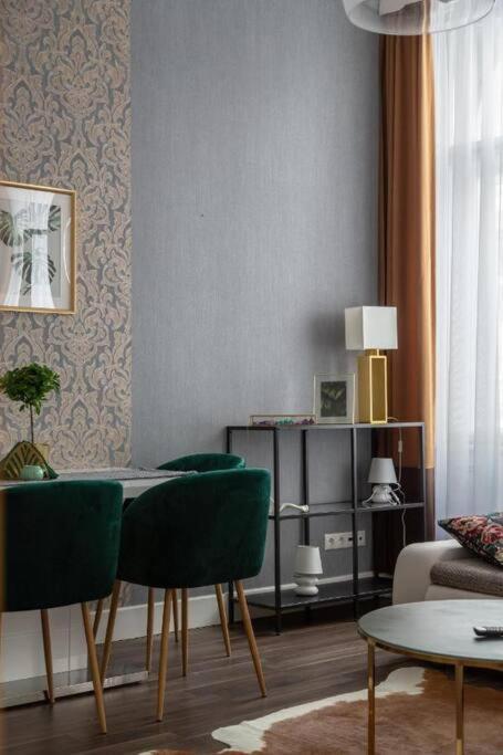 Chic, Captivating Space Near Opera House Апартаменти *